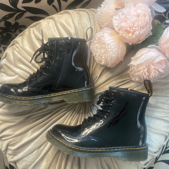🎀 Dr Martens Kids Unisex 1460 J Combat Boots Patent Leather Black Size 2 - Picture 2 of 7